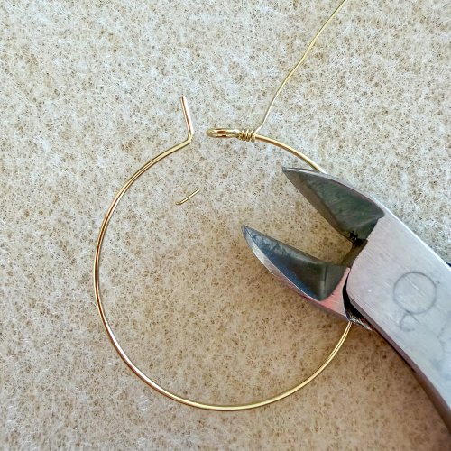 Margot Potter's Wrap It Up Earrings - , Contemporary Wire Jewelry, Wire Wrapping, Wrapping, Wire Wrapping Jewelry, Beads, Cut any excess wire